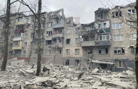 Росія знову обстріляла Словʼянськ, є влучання у пʼятиповерхівки і загиблий