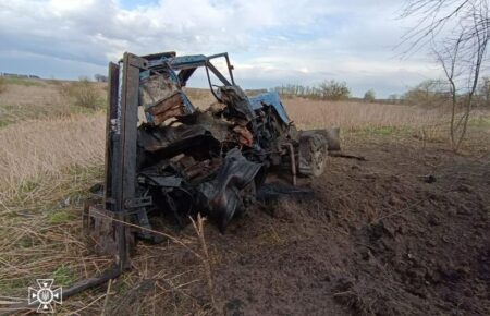 В Киевской области тракторист взорвался на российской мини: рядом обнаружили еще 13 мин