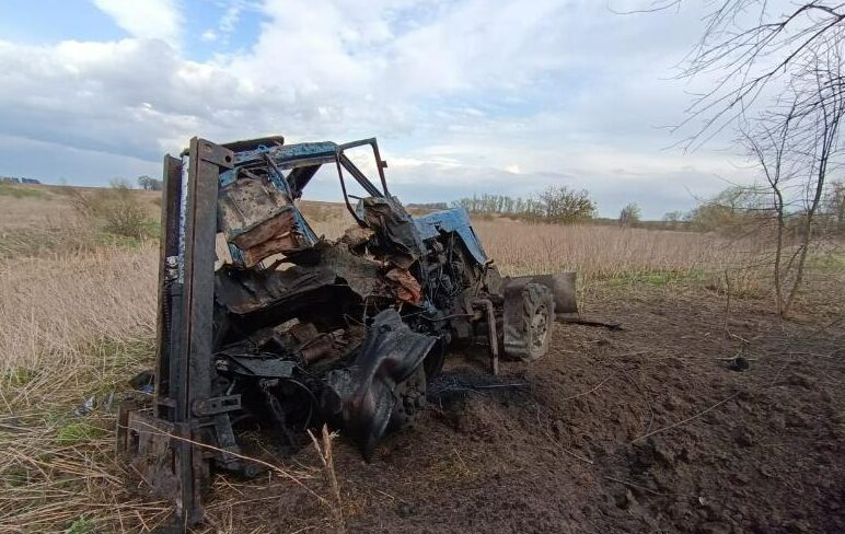 На Київщині тракторист підірвався на російській міні: поряд виявили ще 13 мін