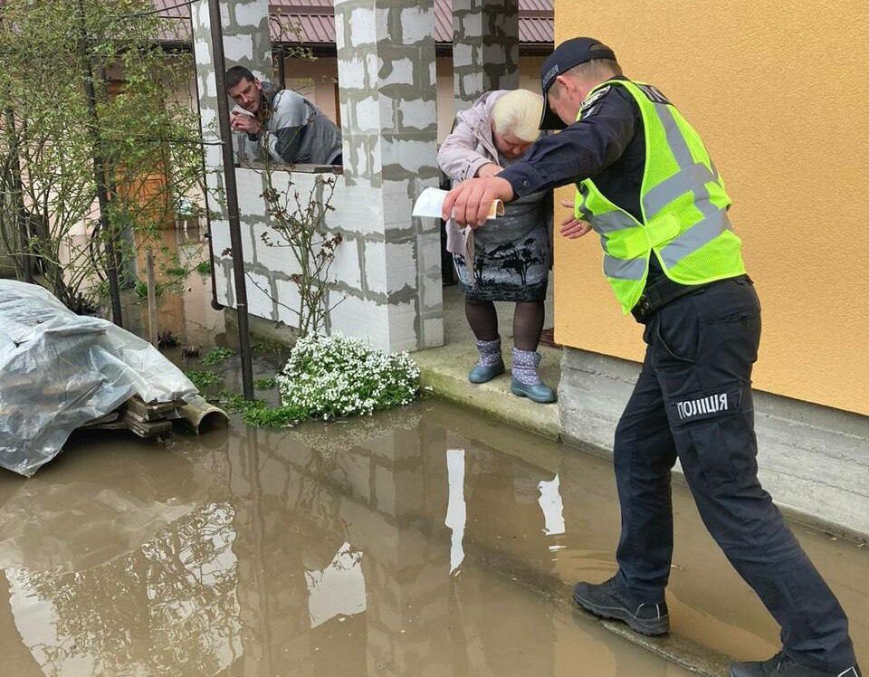 На Київщині розмило дамбу: вода підтопила селище Іванків (ФОТО, ВІДЕО)