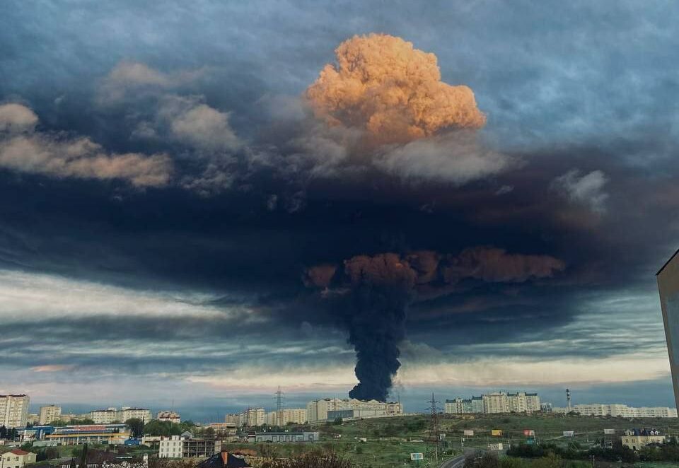 В окупованому Севастополі пожежа — горить нафтобаза (ВІДЕО)