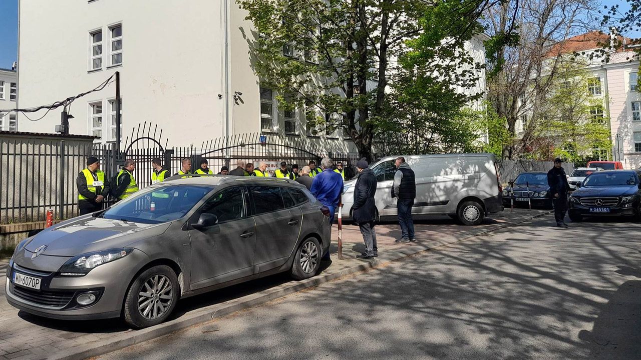 У Варшаві виселяють російську школу при посольстві РФ: працівники мають залишити будівлю до вечора