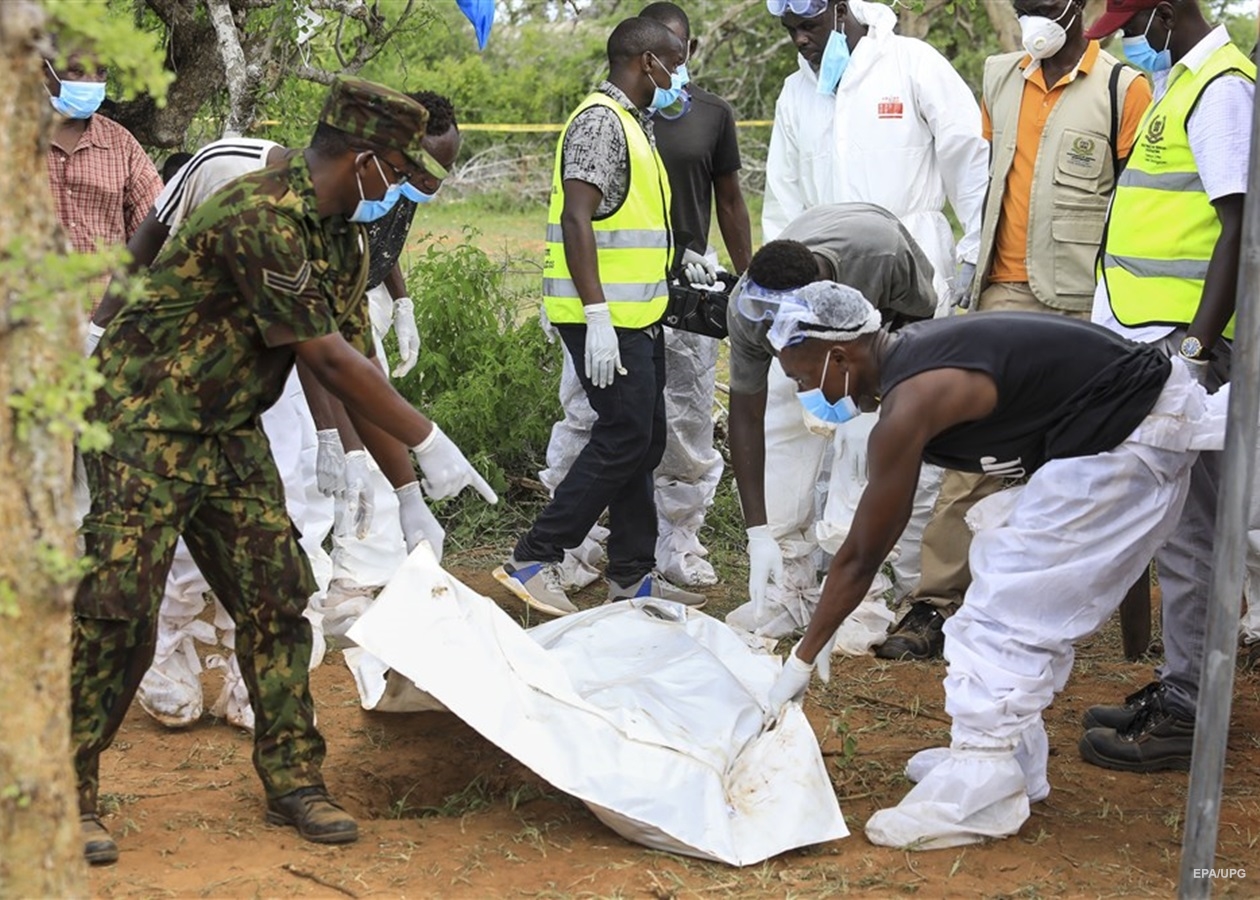 В Кении начали вскрытие тел сектантов, умерших от голода