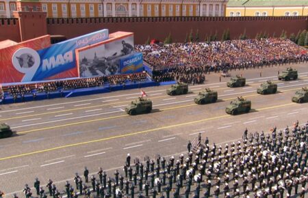 Гості на параді в Москві для Путіна — живий бронежилет — політолог