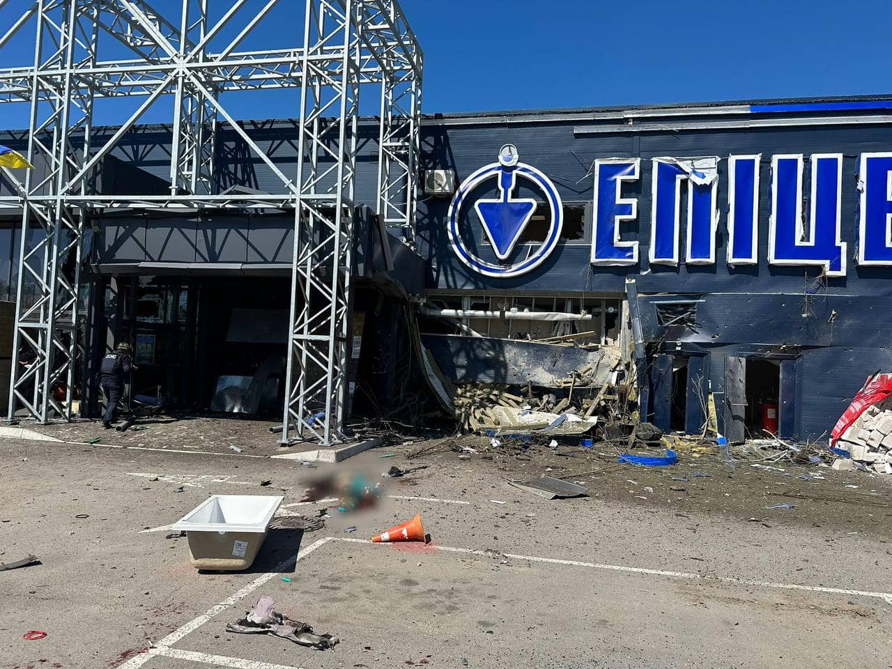 Росіяни вдарили по гіпермаркету в Херсоні, є загиблі