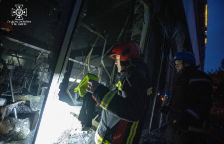 Рятувальники показали наслідки падіння уламків у двох районах Києва (ФОТО)
