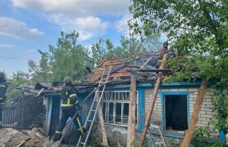 Окупанти пошкодили житлові будинки та поранили двох людей на Харківщині