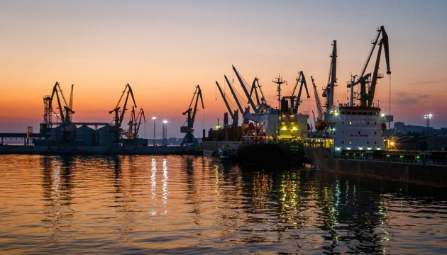 У захопленому порту Бердянська росіяни вантажать на кораблі зерно та метал
