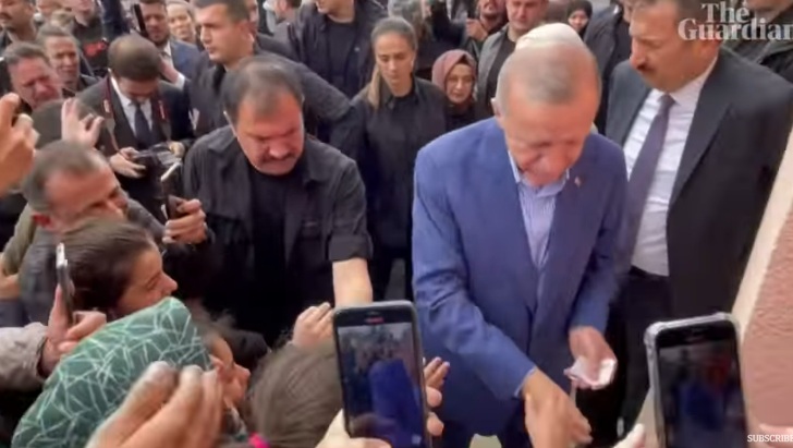 Ердоган роздав гроші своїм прихильникам на виборчій дільниці (ВІДЕО)