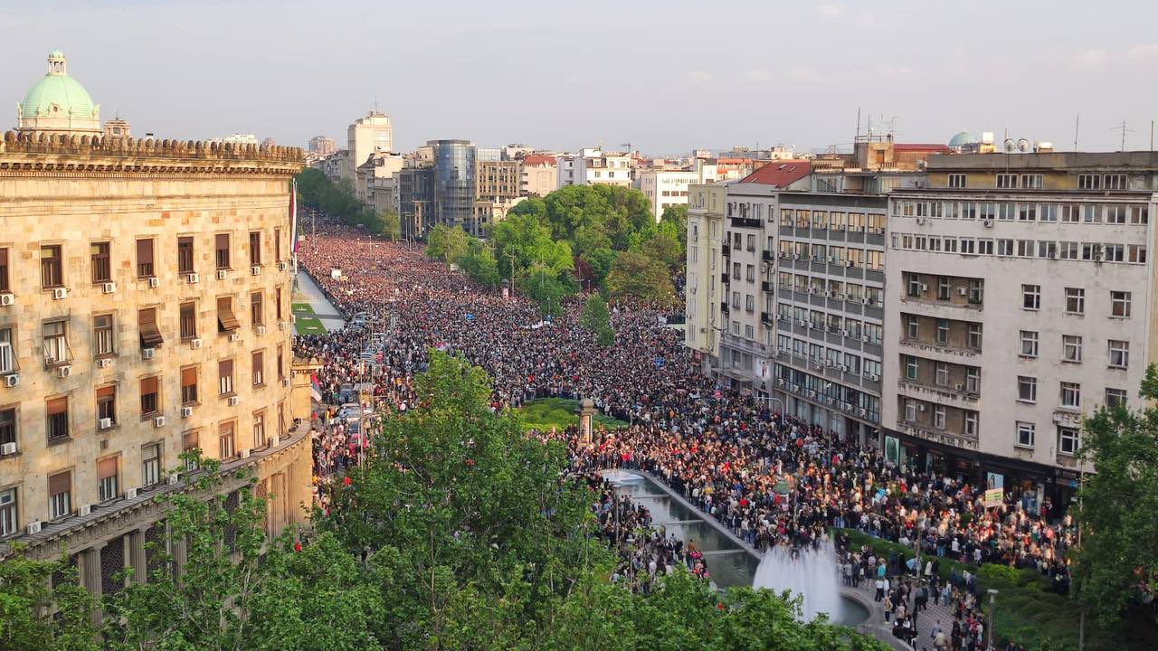 У Сербії відбулася чергова багатотисячна акція протесту після масових стрілянин цього місяця