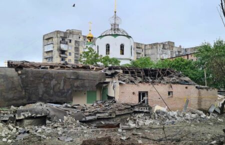 Окупанти вдарили по Торецьку, бомба впала поряд зі школою та храмом (ФОТО)