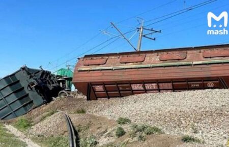 На залізниці у Криму стався вибух, з рейок зійшли кілька вагонів (ФОТО)