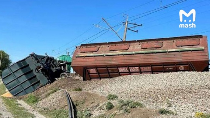 На залізниці у Криму стався вибух, з рейок зійшли кілька вагонів (ФОТО)