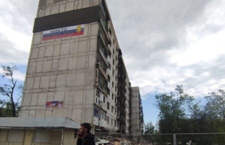 У Маріуполі росіяни на зруйнованому будинку вивісили банер із написом «никто кроме нас»