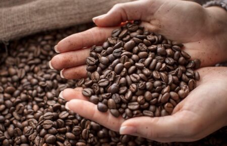 В мире рекордно растут цены на кофе — Bloomberg