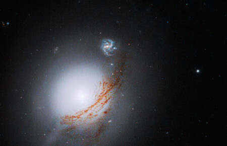 Телескоп Hubble поділився фото рідкісної яскравої галактики
