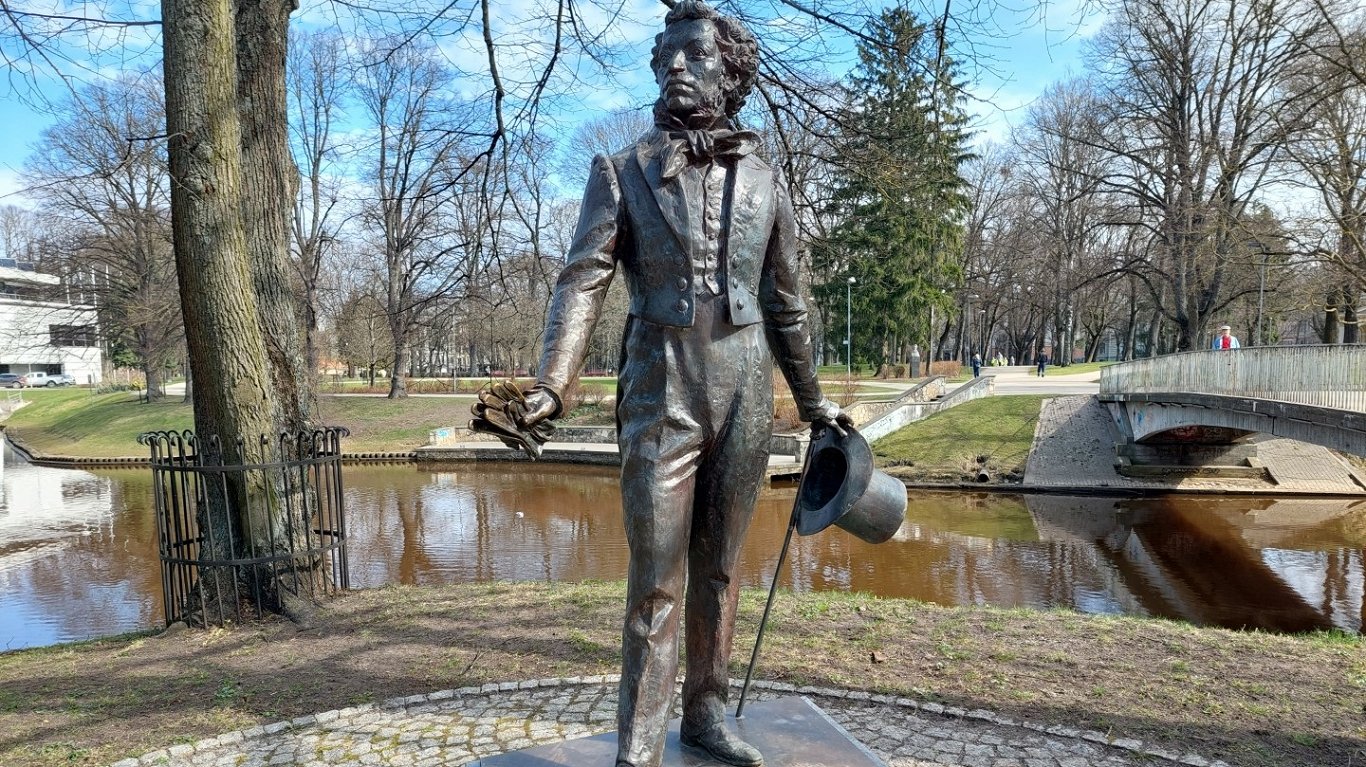 В столице Латвии демонтировали памятник Пушкину (ВИДЕО)