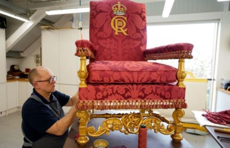 Для коронации Чарльза ІІІ используют исторические кресла