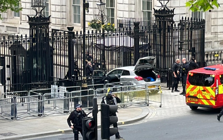 У ворота резиденції британського премʼєра в Лондоні врізалась автівка