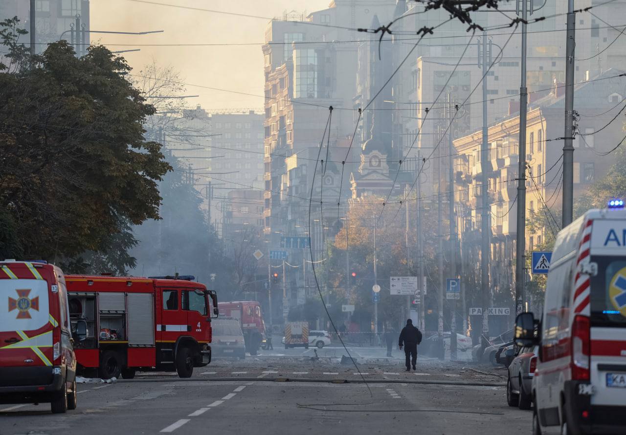 Нічна атака Києва: уламки ракети впали на зоопарк, пошкоджені автомобілі, горіла будівля