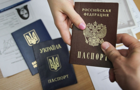 Окупанти на Херсонщині рятують лише власників російських паспортів