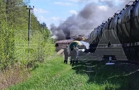 В РФ сообщают о подрыве пути в Брянской области — с рельсов сошел грузовой поезд (ВИДЕО)