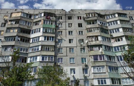 У Херсоні російські окупанти обстріляли багатоповерхівку