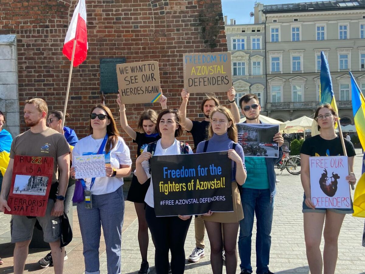 У Кракові відбулася акція на підтримку полонених захисників Маріуполя (ФОТОРЕПОРТАЖ)