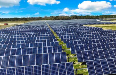 Сонячна енергія обвалила ціни на газ у Європі до мінімуму за два роки — Bloomberg