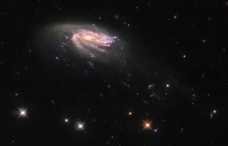 Hubble показав медузоподібну галактику у сузір’ї Водолія