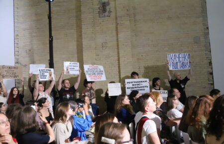 На Книжковому арсеналі активісти розгорнули плакати з закликом до відставки Ткаченка (ФОТО)