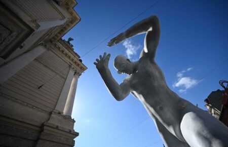 У Львові встановили гігантську скульптуру, яка «тримає» Оперний театр (ФОТО)