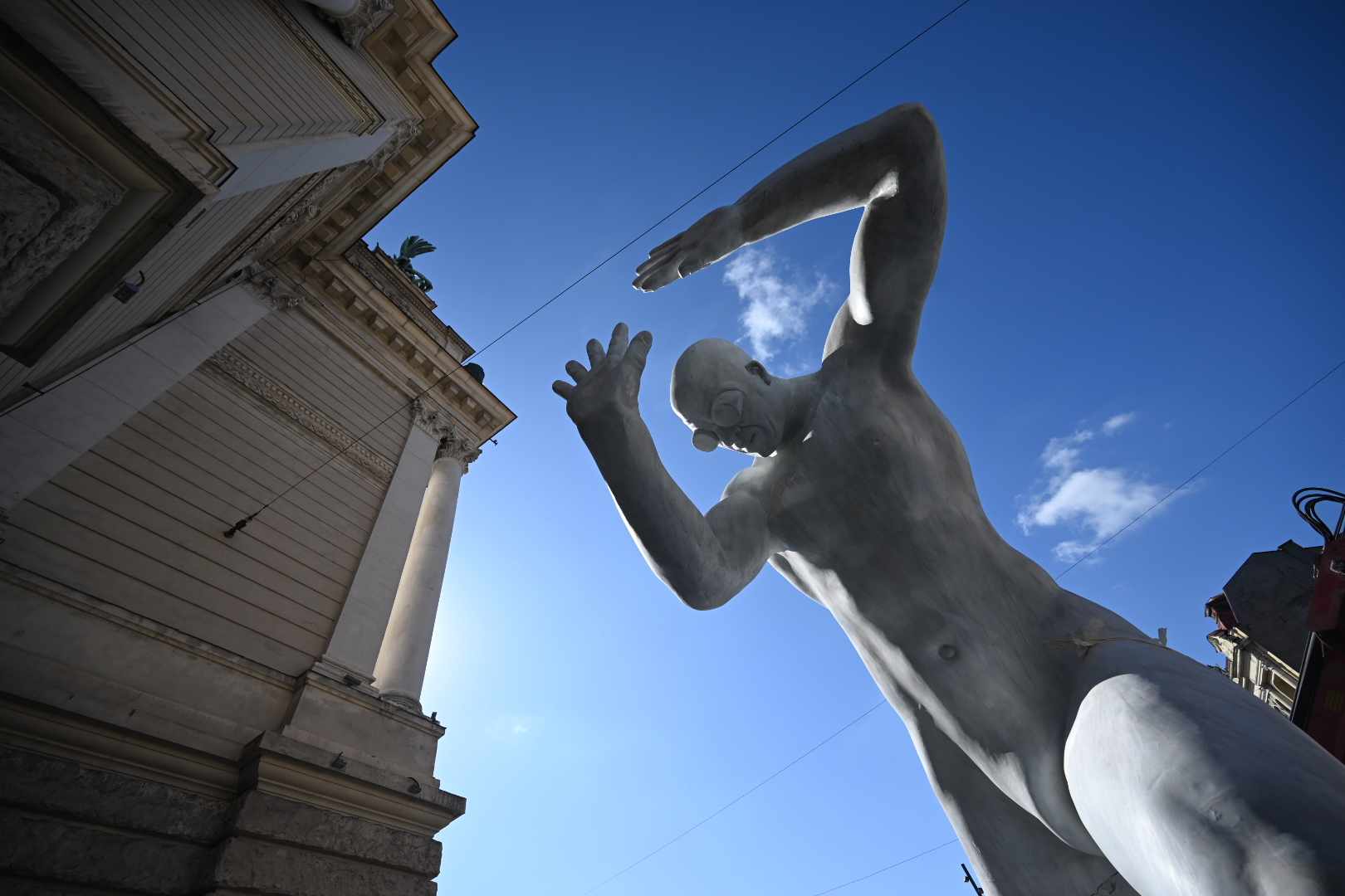 У Львові встановили гігантську скульптуру, яка «тримає» Оперний театр (ФОТО)