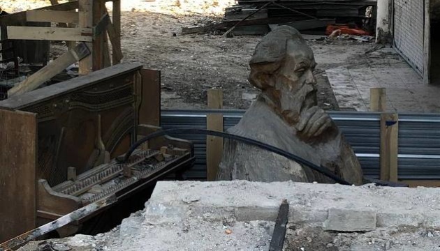 В Мариуполе оккупанты выбросили на мусорку бюст художника Куинджи