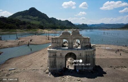 У Мексиці через сильну спеку з водосховища повністю «виринула» церква XVI століття