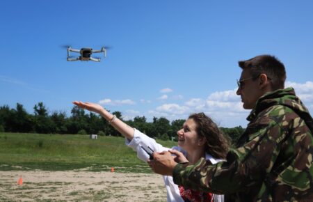 «Моя мета, щоб кожна українка вміла керувати дроном»: як працює школа, що навчає жінок аеророзвідці