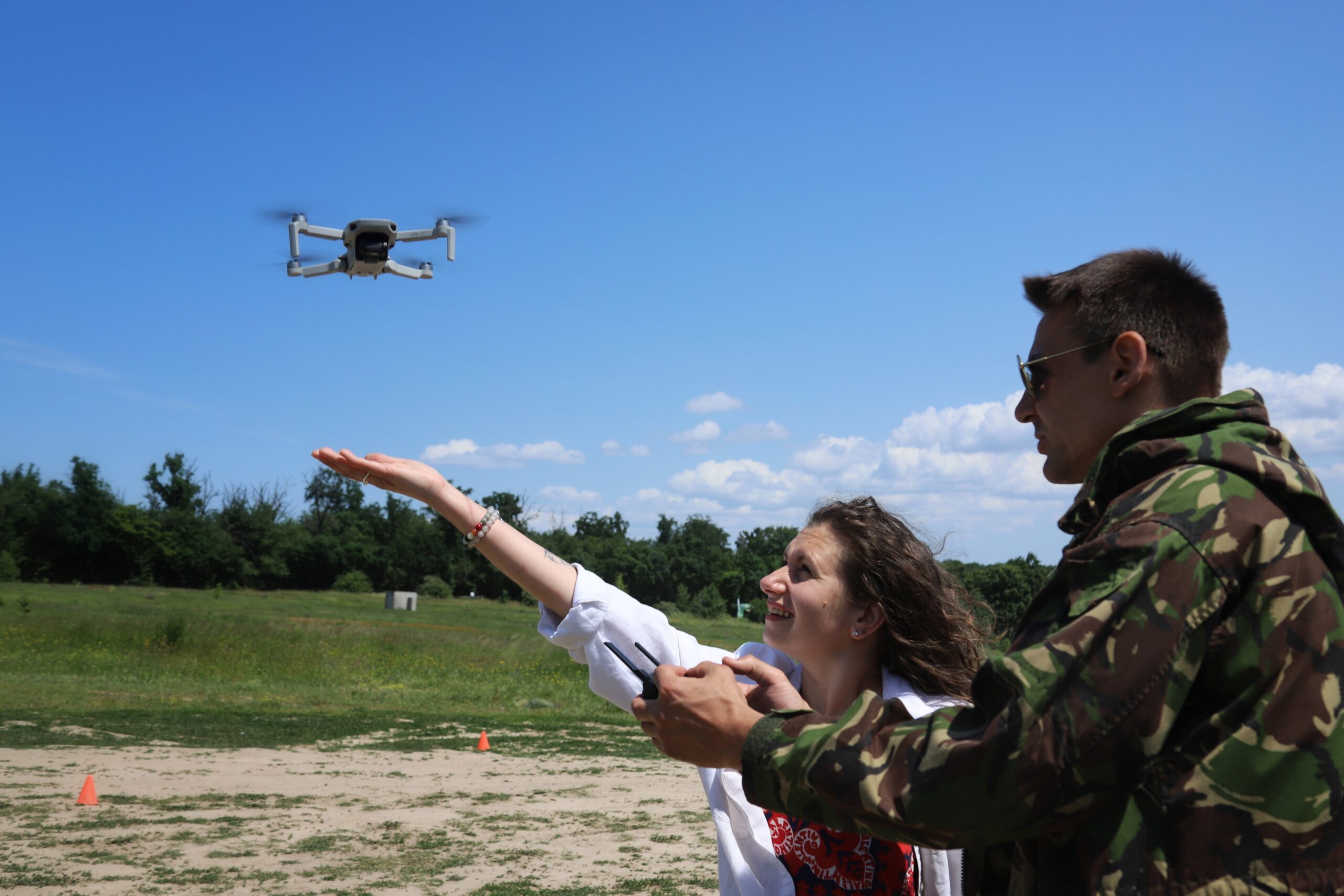 «Моя мета, щоб кожна українка вміла керувати дроном»: як працює школа, що навчає жінок аеророзвідці