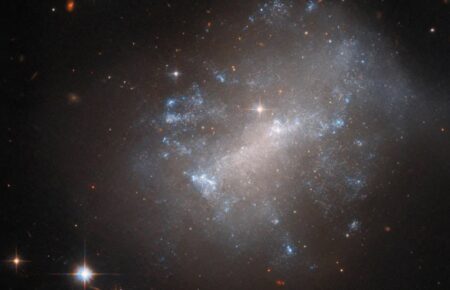 Телескоп Hubble показав хвилеподібну неправильну галактику