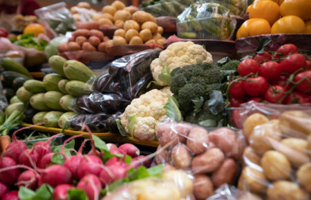 «Обвал» цін на овочі та фрукти станеться у середині червня — економіст