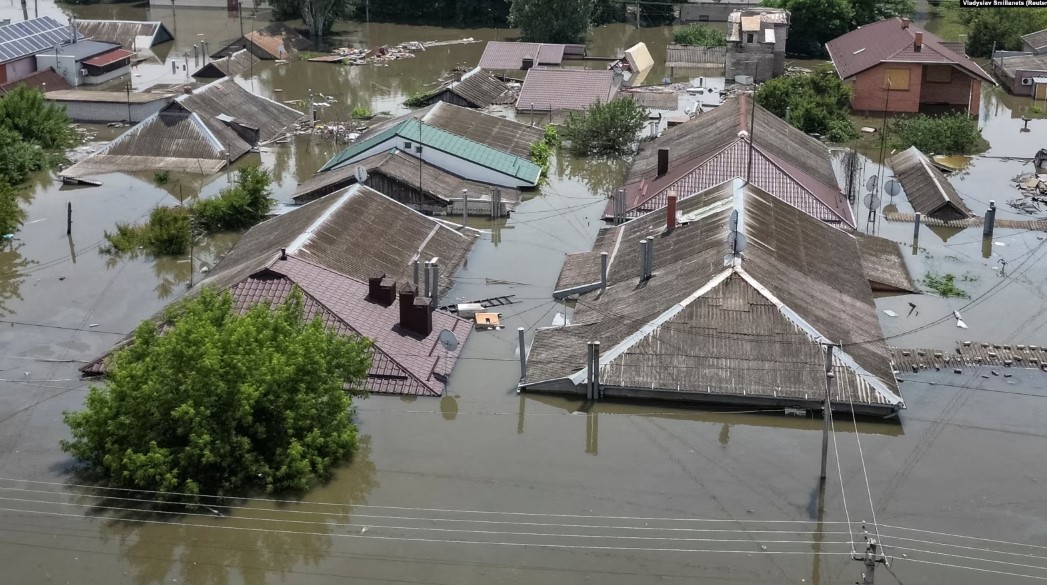 В окупованих Олешках росіяни обстріляли школу, де рятувались люди із затоплених будинків