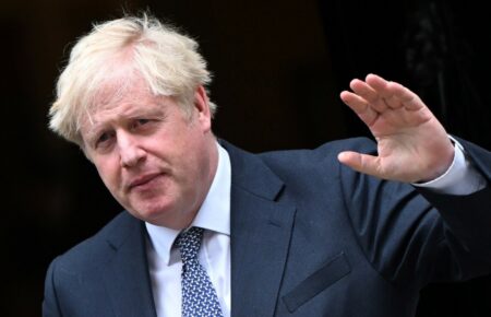Джонсон іде у відставку з британського парламенту на тлі скандалу з «ковід вечірками»