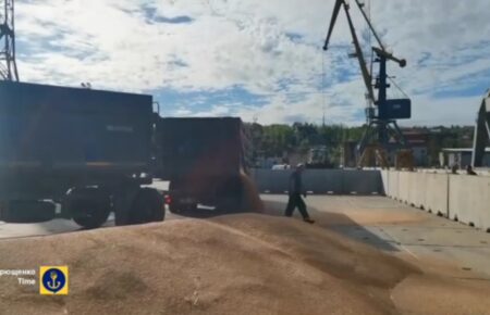 У порту Маріуполя росіяни вантажать на судно чергову партію вкраденого українського зерна