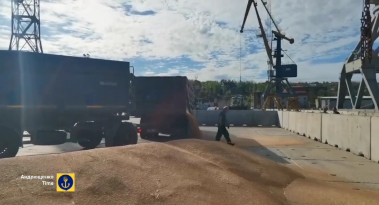 Російські окупанти відправляють з порту Маріуполя чергову партію краденого зерна — Андрющенко