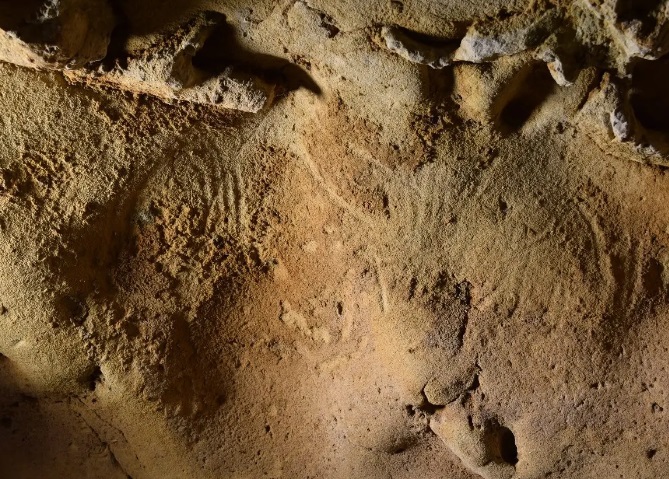 Дослідники виявили найдавніші з відомих неандертальських наскельних малюнків