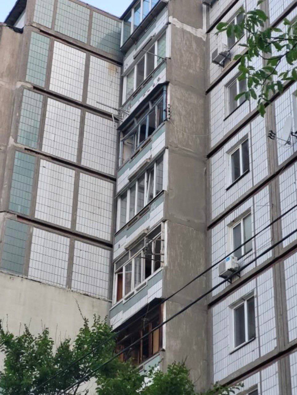 Фото—Внаслідок нічної атаки окупантів на Київщину 7 житлових будинків та багатоповерхівка | Новини на Громадському радіо