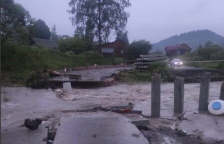 На Львівщині у двох районах унаслідок злив розмило дороги