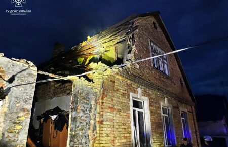 Нічна атака дронів: на Київщині загасили пожежу у будинку (ФОТО)