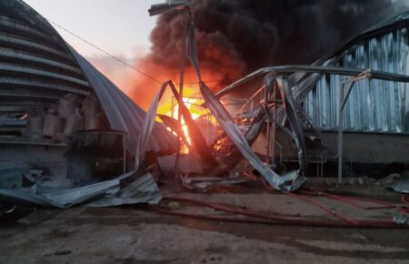 Військові показали наслідки влучання в зерносховище на Одещині (ФОТО)