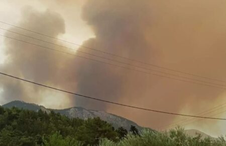 На грецькому острові Родос евакуюють тисячі людей через масштабні пожежі