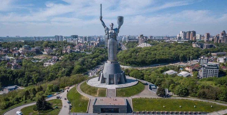 З монумента «Батьківщина-мати» знімають радянський герб (ФОТО)